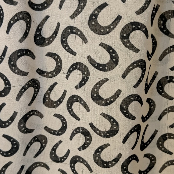 Horseshoe pattern sheer top - Picture 4 of 7